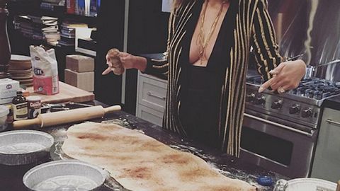 Sexy Küchenfee: Chrissy Teigen zeigt ihre Schwangerschaftskurven - Foto: Instagram / Chrissy Teigen