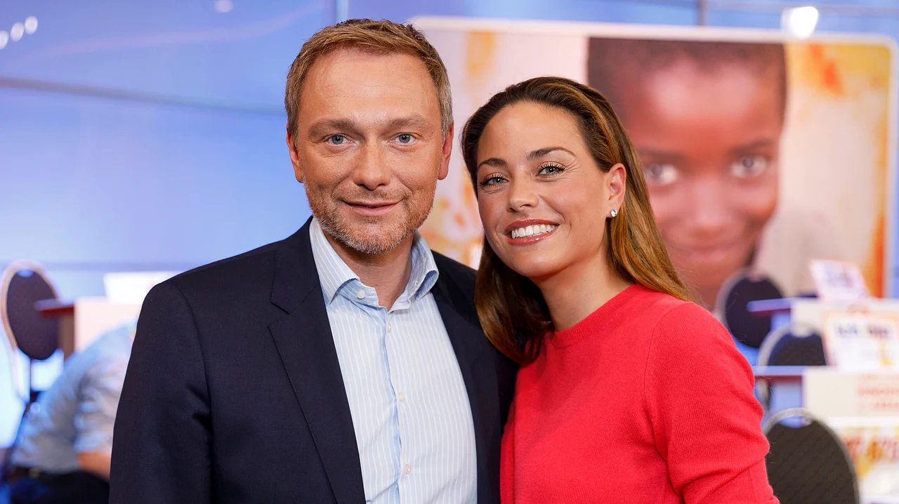 Christian Lindner und Freundin Franca Lehfeldt Christian Lindner mit Christian Lindner und Freundin Franca LehfeldtFranca Lehfeldt beim 24. RTL-Spendenmarathon im Studio 8 der NOBEO Studios. K�ln-H�rth, 2 - Foto: Imago/Future Image