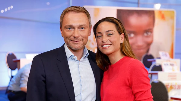 Christian Lindner mit Christian Lindner und Freundin Franca LehfeldtFranca Lehfeldt beim 24. RTL-Spendenmarathon im Studio 8 der NOBEO Studios. K�ln-H�rth, 2