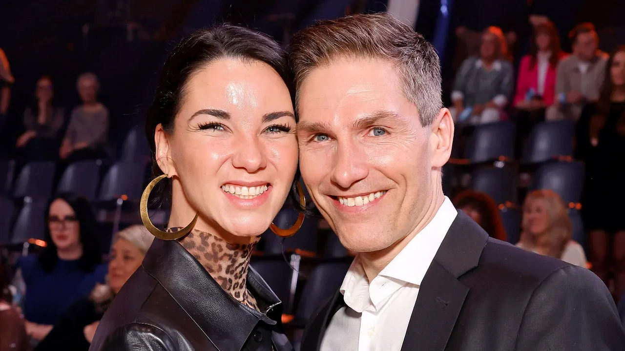 Christian Polanc im Papa-Glück Tanzprofi Christian Polanc und seine neue Freundin Laura Brand-Schulz strahlend bei Lets Dance im Coloneum - Foto: IMAGO / Panama Pictures