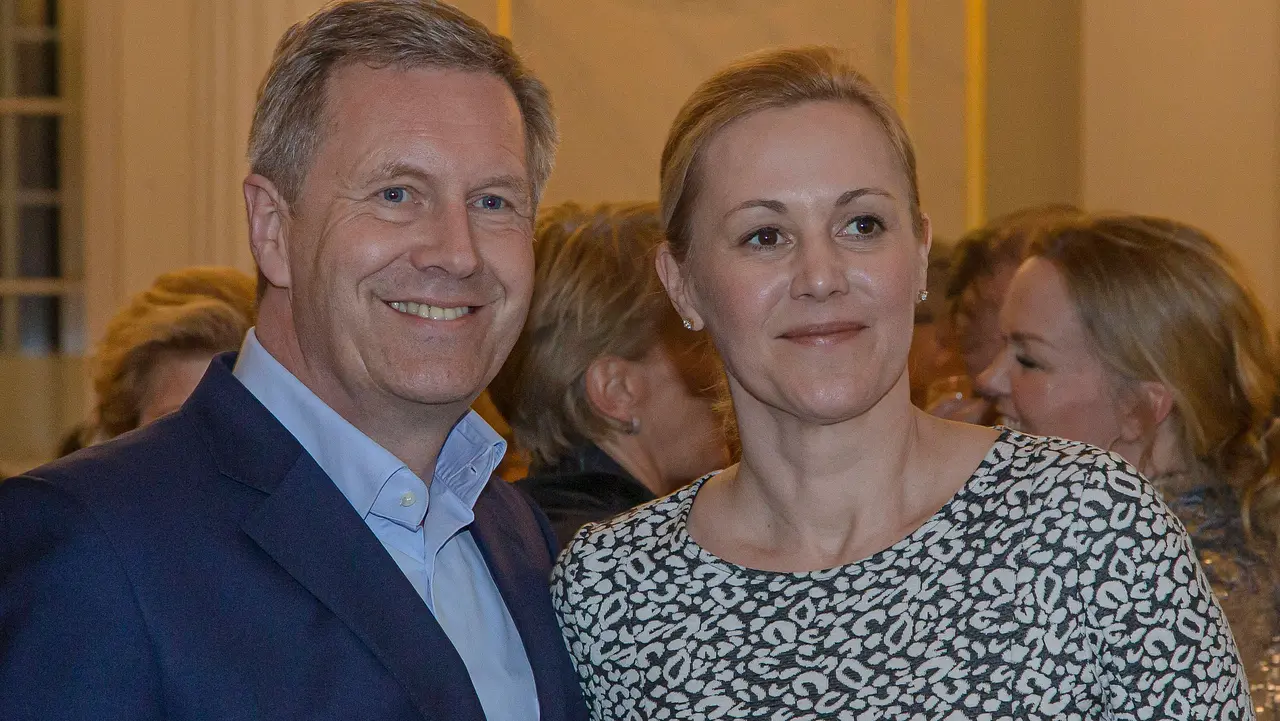 Christian & Bettina Wulff Christian & Bettina Wulff lächeln in die Kamera - Foto: IMAGO / Andreas Weihs