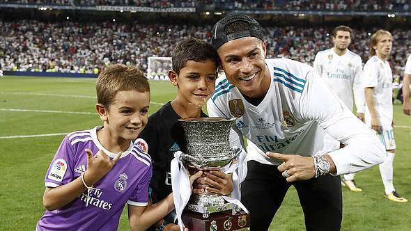 Christiano Ronaldo mit zwei seiner Kinder - Foto: Imago