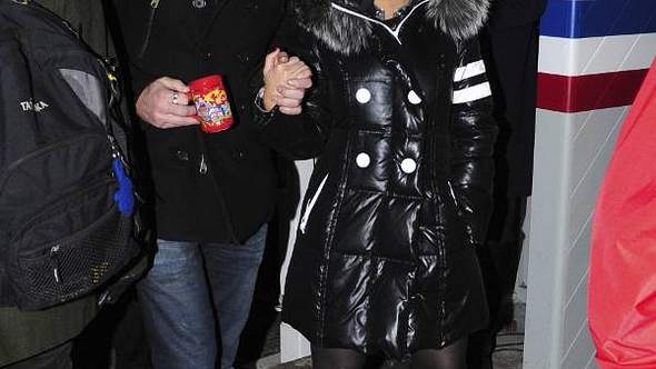 Christina Aguilera und Matt beim Glühwein schlürfen - Foto: WENN