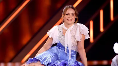 Christina Hänni sitzt auf dem "Let's Dance"-Parkett