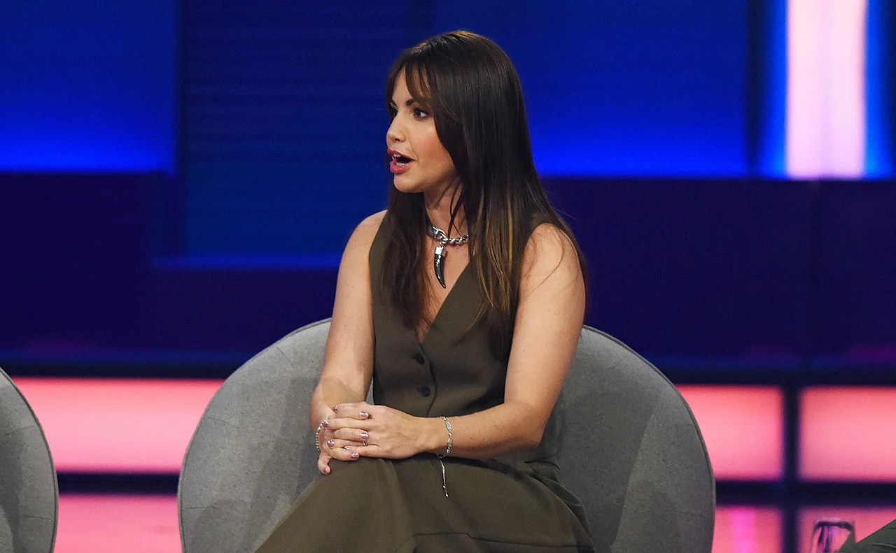 christina-hänni-wütend Tänzerin Christina Hänni sitzt auf einem Sessel und blickt zur Seite. - Foto: IMAGO / Eventflash