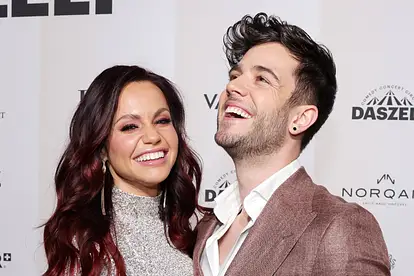 Christina und Luca Hänni stehen zueinander gedreht und lachen.