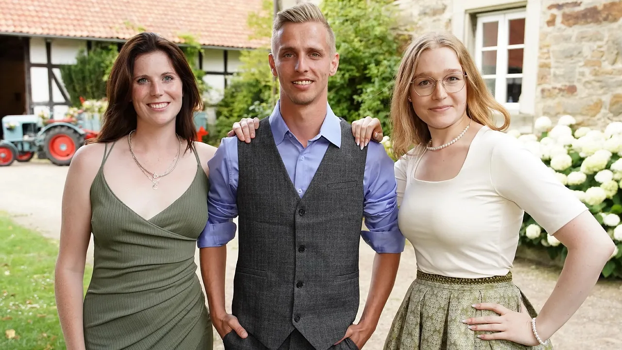 "Bauer sucht Frau"-Kandidat Christopher steht in der Mitte. Neben ihm seine Auserwählten vom Scheunenfest: Linda und Pauline.
