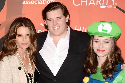 Christopher Schwarzenegger legt die Arme um seine beiden Schwestern.