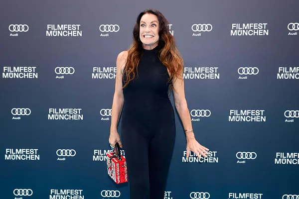 Christine Neubauer ganz in schwarz auf dem Roten Teppich.