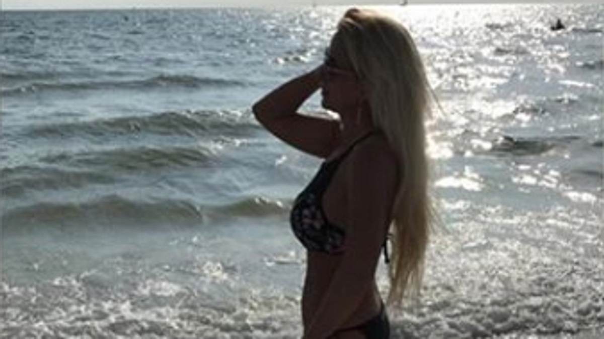 Claudia Norberg im Bikini am Strand