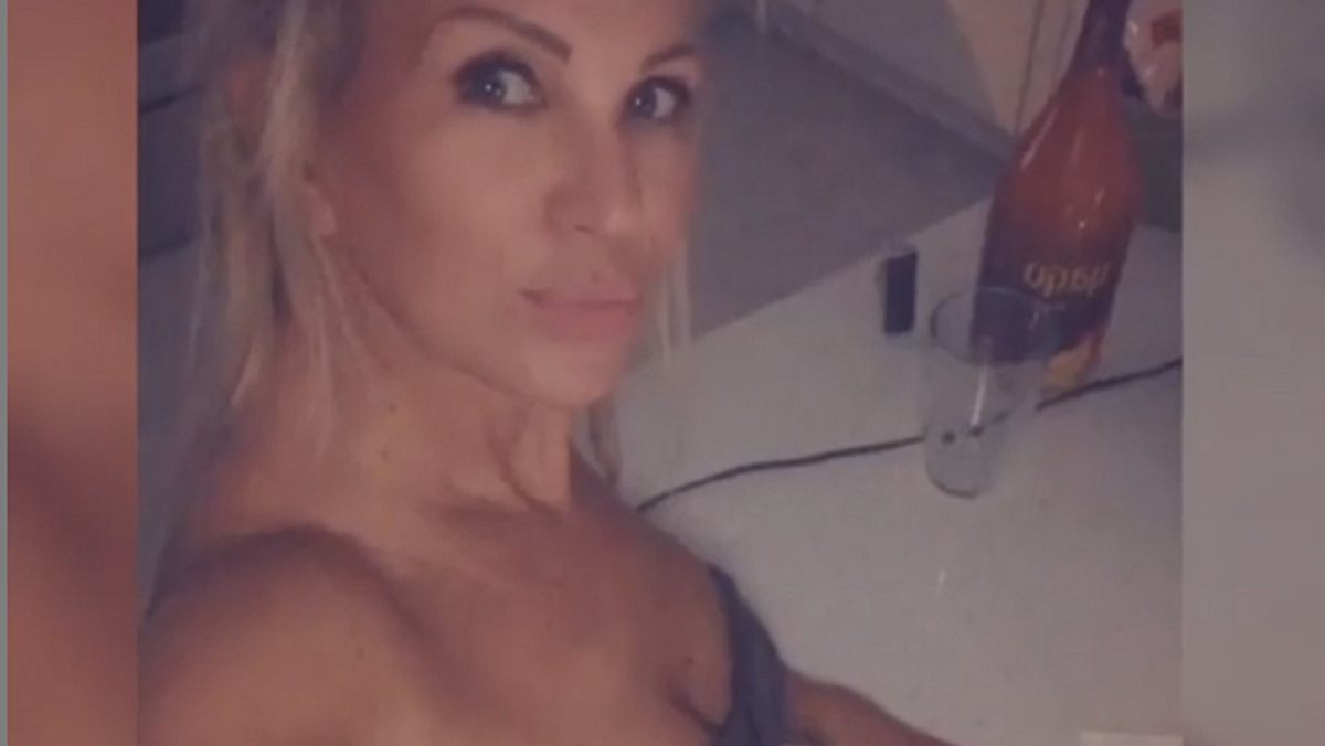 Claudia Norberg posiert sexy zu Hause