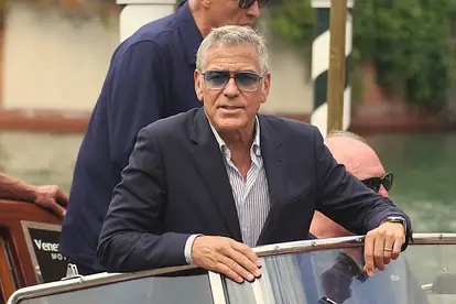George Clooney guckt müde durch seine Sonnenbrille!