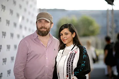 Collien Ulmen-Fernandes und Christian Ulmen posieren für die Kamera.