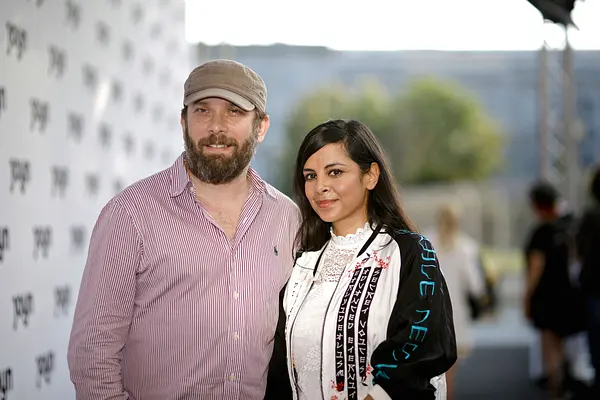 Collien Ulmen-Fernandes und Christian Ulmen posieren für die Kamera.