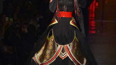 Conchita Wurst lief für Jean Paul Gaultier über den Laufsteg. - Foto: Getty Images
