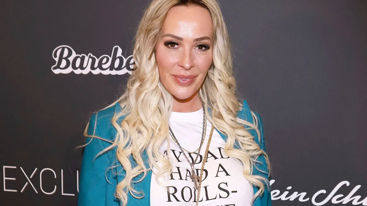 Cora Schumacher in einem blauen Blazer