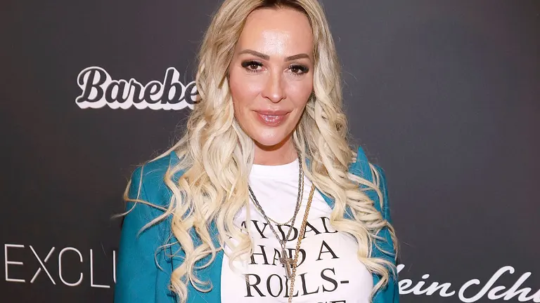 Cora Schumacher in einem blauen Blazer