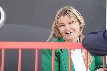 Corinna Schumacher lächelt in die Ferne.