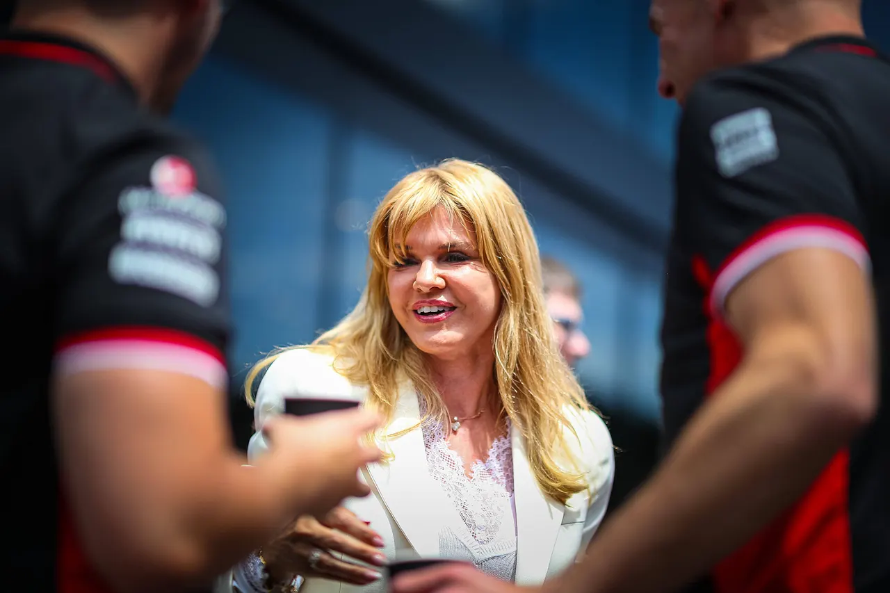 corinna-schumacher-glueck-baby-enkel-imago1046841444 Corinna Schumacher ist im Gespräch und strahlt. - Foto: IMAGO / IPA Sport