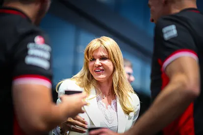 Corinna Schumacher ist im Gespräch und strahlt.