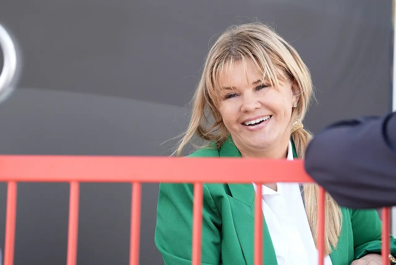 corinna schumacher heute imago1028868748h Corinna Schumacher lächelt in die Ferne. - Foto: IMAGO / Nordphoto