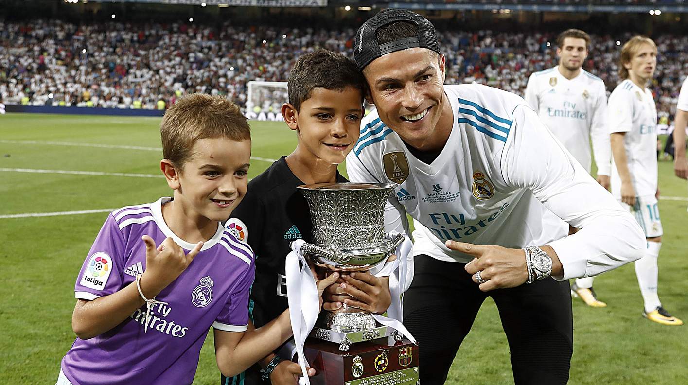 Cristiano Ronaldo mit zwei seiner Kinder