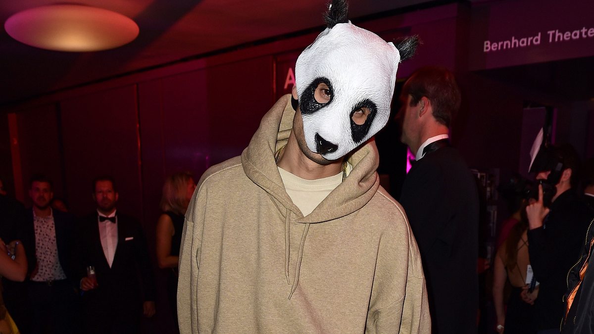 Sensation: Rapper Cro zeigt sich ohne Maske!