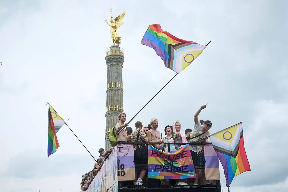 CSD- Pride Parade Eindrücke vom der Christopher Street Day (CSD) - Pride Parade am 27.07.2024 unter dem Motto Nur gemeinsam stark - für Demokratie und Vielfalt in Berlin CSD- Pride Parade Eindrücke vom der Christopher Street Day (CSD) - Pride Parade am 27.07.2024 unter dem Motto Nur gemeinsam stark - für Demokratie und Vielfalt in Berlin