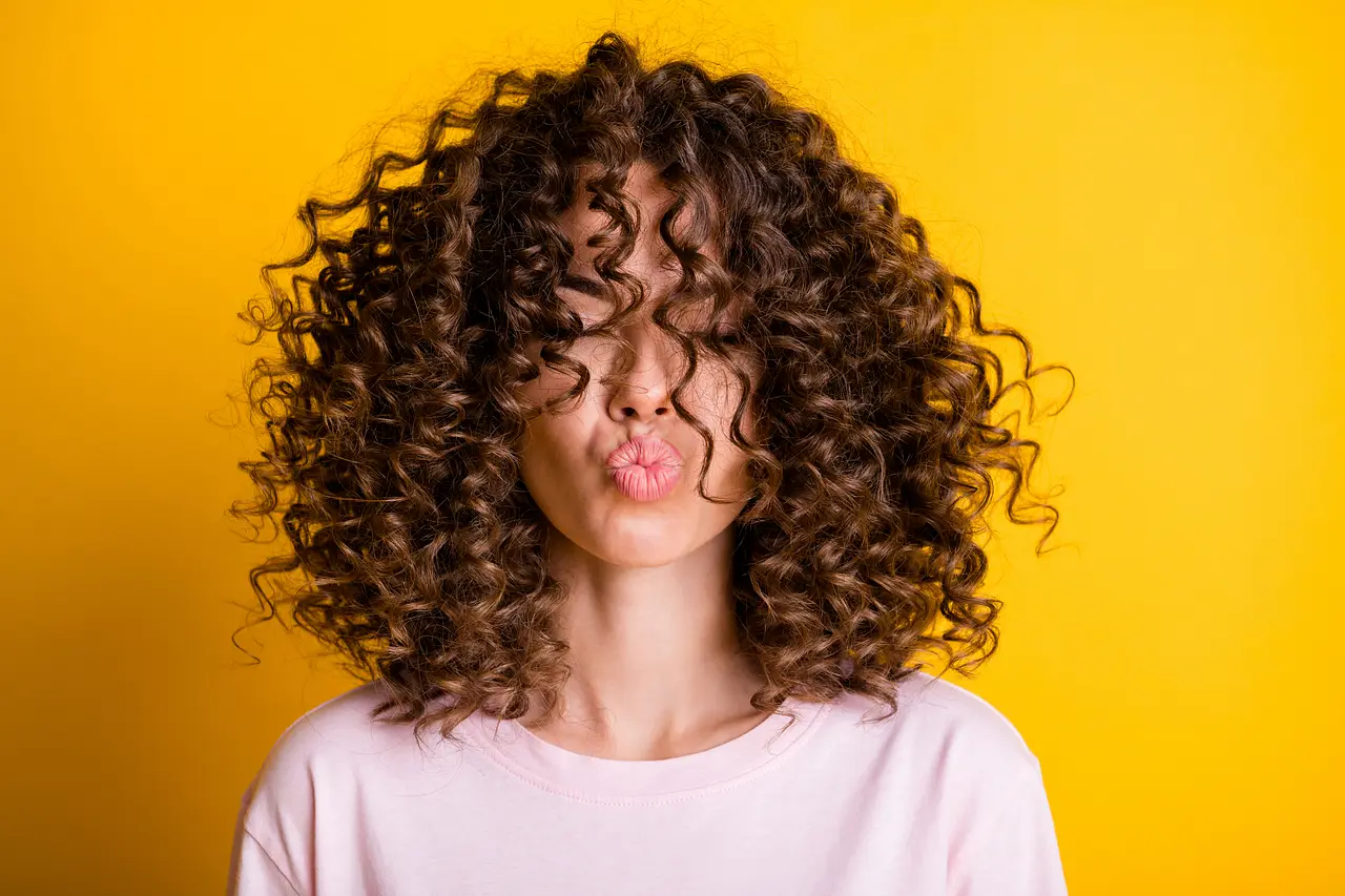 curler Mit einem Curler kannst du dir ganz einfach Locken zaubern. - Foto: iStock/ Deagreez