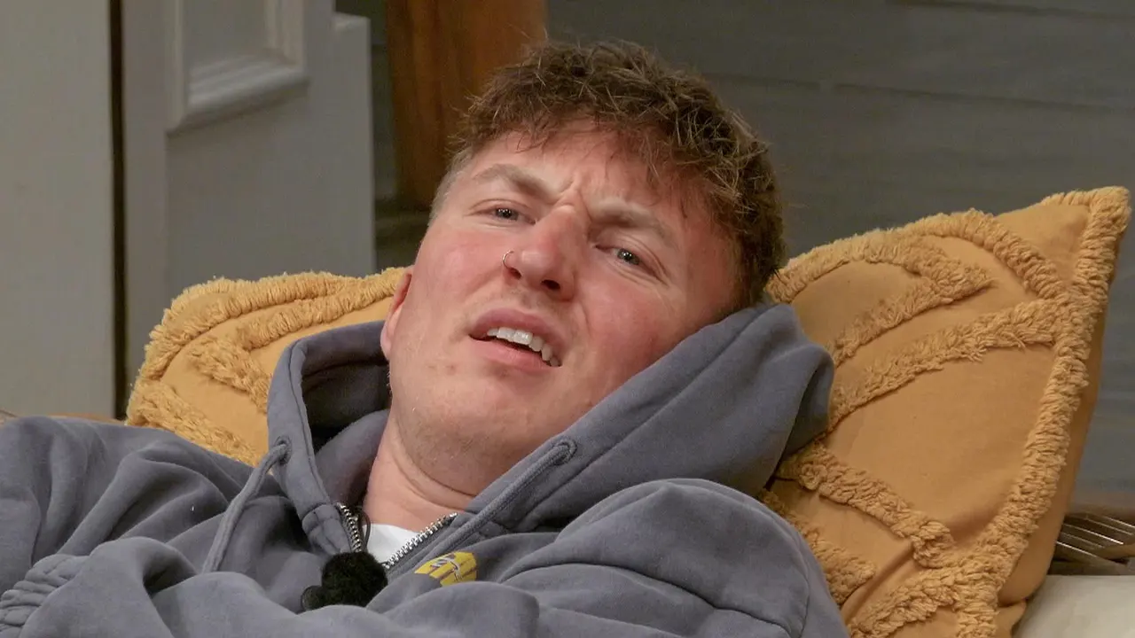 D4CB3 (3) Jonny Jaspers schaut irritiert, während er auf dem Sofa liegt. - Foto: RTL