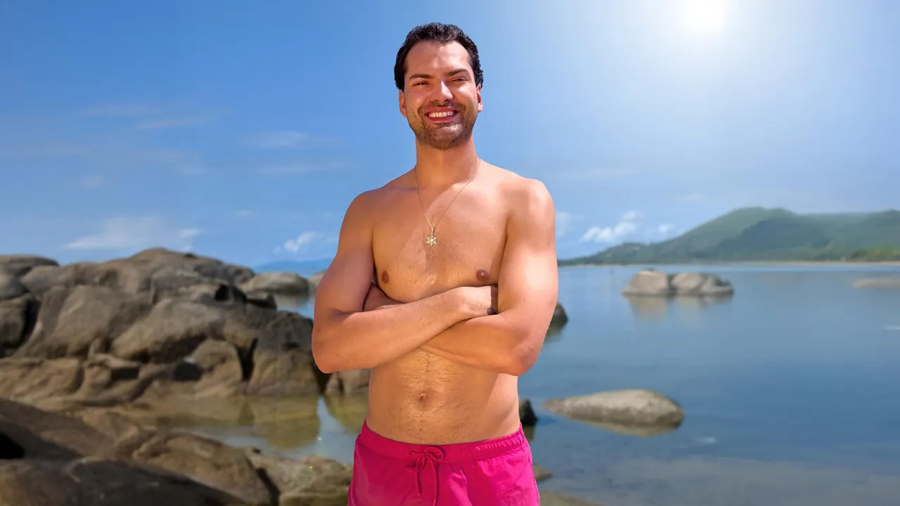 Jimi Blue Ochsenknecht posiert oberkörperfrei in pinker Badeshorts für AYTO - Foto: RTL / Johanna Bollmann