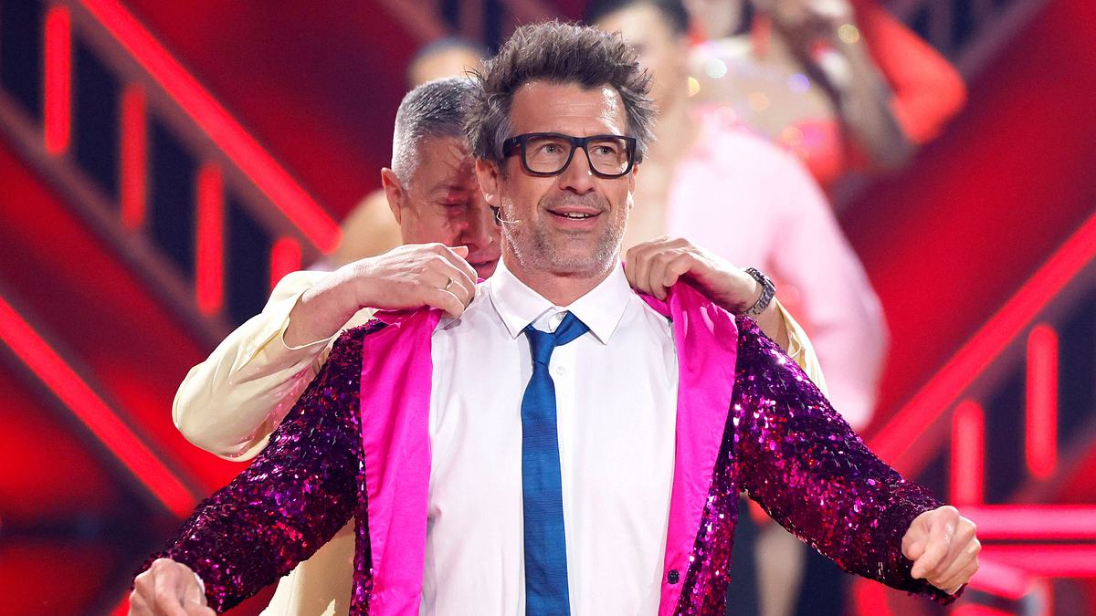 Auf der Let's Dance-Bühne: Joachim Llambi hilft Daniel Hartwich aus dem Jackett