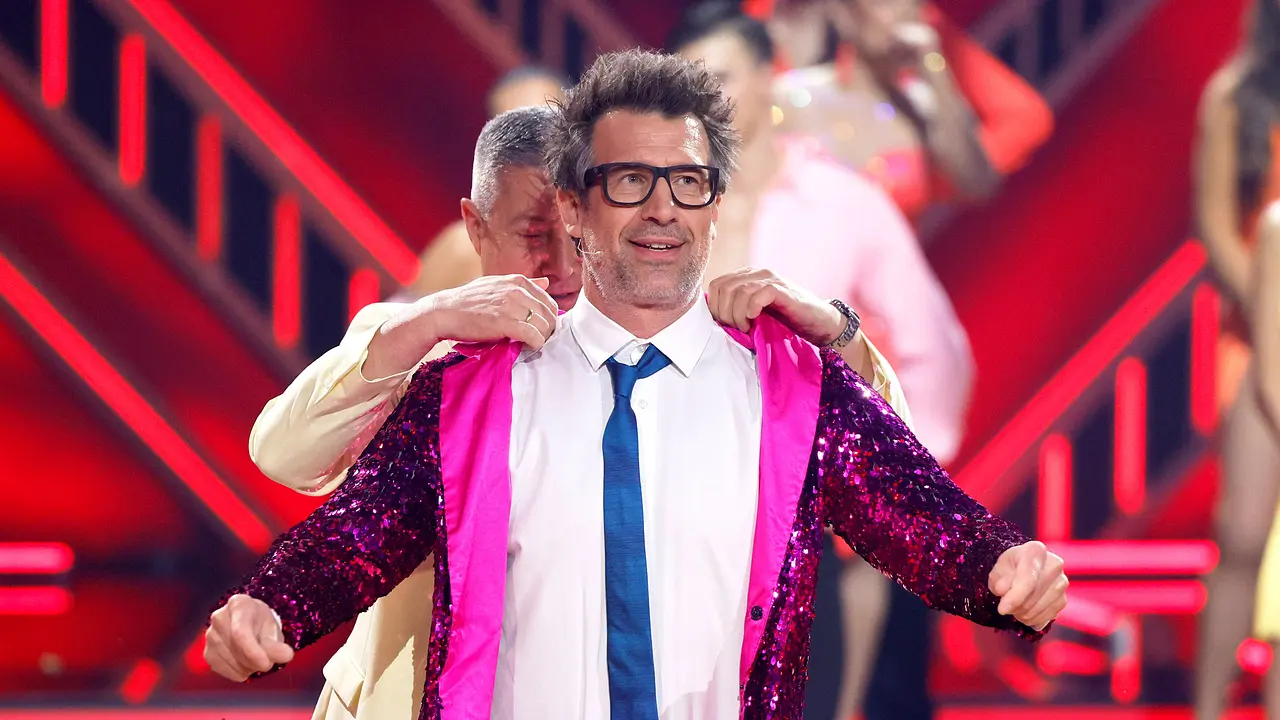 Auf der "Let's Dance"-Bühne: Joachim Llambi hilft Daniel Hartwich aus dem Jackett