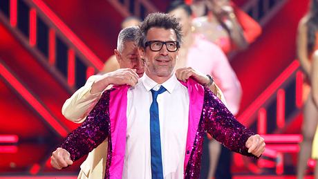 Auf der Lets Dance-Bühne: Joachim Llambi hilft Daniel Hartwich aus dem Jackett - Foto:  IMAGO / Panama Pictures