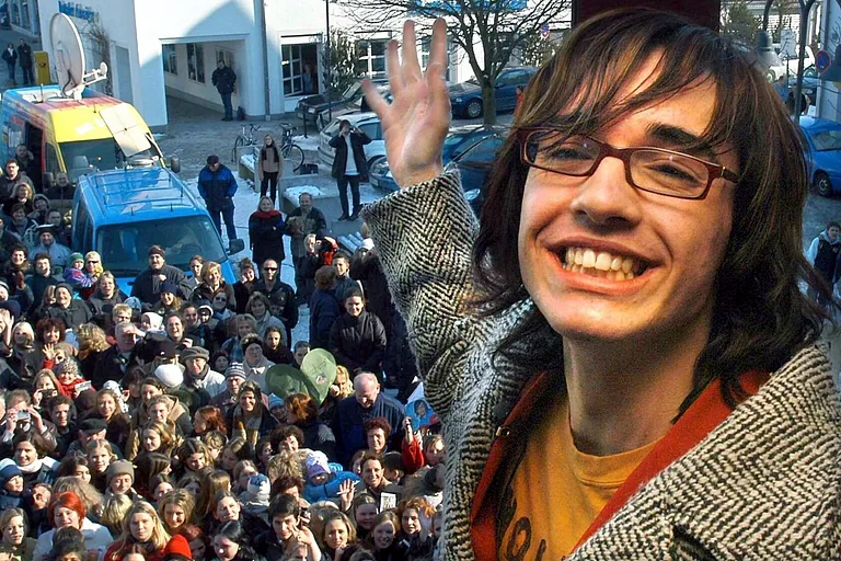 Daniel Küblböck steht lächelnd vor einer Gruppe seiner Fans