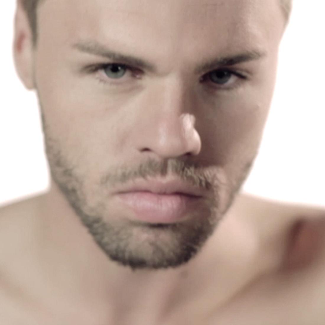Daniel Schuhmacher zeigt viel nackte Haut in seinem neuen Video