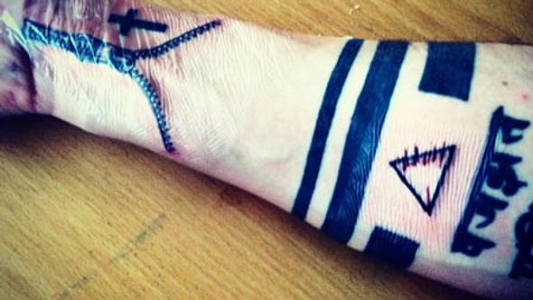 So firsch, da ist sogar noch die Folie drauf, die nach dem tättowieren das Tattoo schützen soll - Foto: Facebook / Daniel Schuhmacher