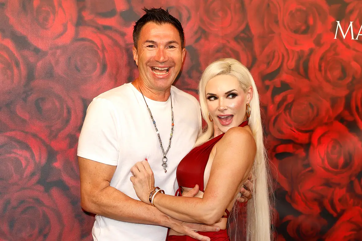 Daniela Katzenberger und Lucas Cordalis umarmen sich und grinsen in die Ferne.