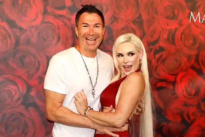 Daniela Katzenberger und Lucas Cordalis umarmen sich und grinsen in die Ferne.