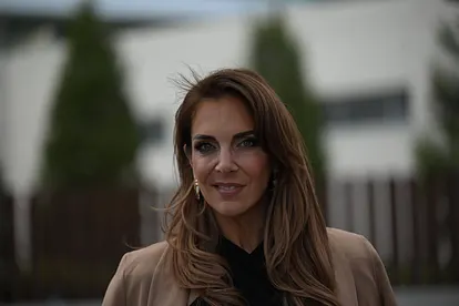 Daniela Büchner blickt gerade heraus in die Kamera und hat ein leichtes Lächeln auf den Lippen.