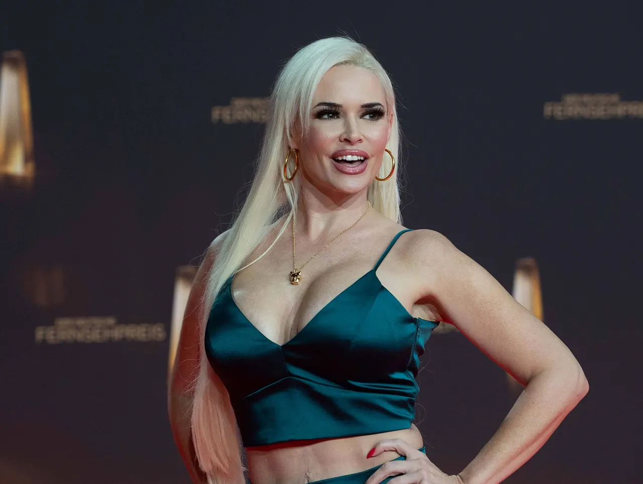 Daniela Katzenberger posiert im petrolfarbenen Zweiteiler für die Kameras.