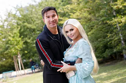 Daniela Katzenberger und Lucas Cordalis lächeln Arm in Arm in die Kamera.