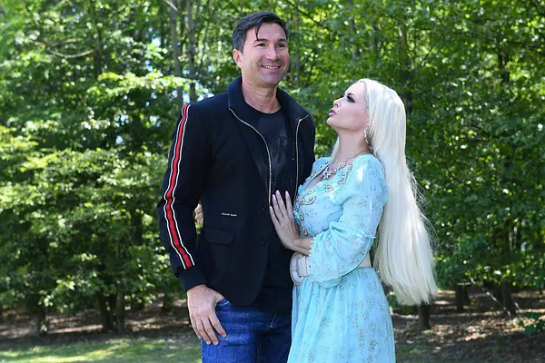 Daniela Katzenberger und Ehemann Lucas stehen im Park.