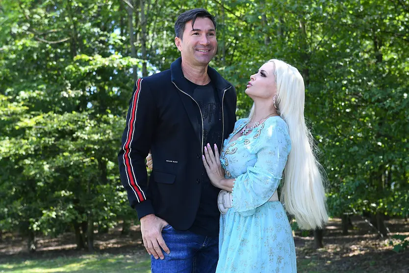 Daniela Katzenberger und Ehemann Lucas stehen im Park.