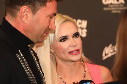 Lucas Cordalis und Daniela Katzenberger geben ein Interview und schauen ernst.