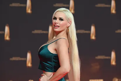 Daniela Katzenberger posiert in einem dunkelgrünen Top und mit offenen Haaren für die Kamera. Sie leidet unter Panikattacken.