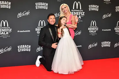 Lucas Cordalis, Daniela Katzenberger und Tochter Sophia posieren auf dem roten Teppich.