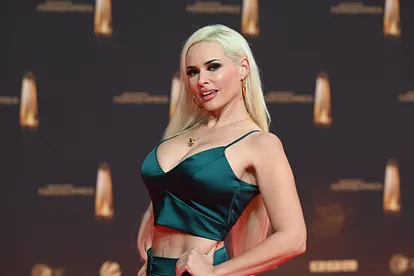 Daniela Katzenberger posiert auf dem roten Teppich.