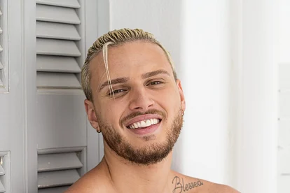 Danilo Sellaro posiert lächelnd und oberkörperfrei für die Kamera