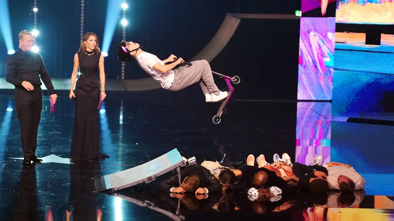 Das Supertalent: Selbst die waghalsigsten Stunts können die Show nicht retten. Ein Mann auf dem Roller springt die Supertalent-Jury. - Foto: RTL / Stefan Gregorowius